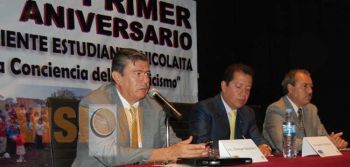 Participa Enrique Bautista en debate político nicolaita