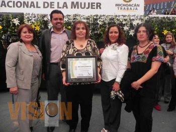 Selene Vàzquez titular de Desarrollo Social recibe reconocimiento
