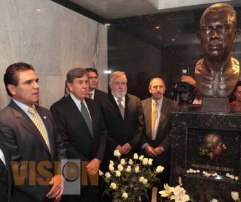 Cuauhtémoc Cárdenas asiste a conmemoración de la Expropiación Petrolera