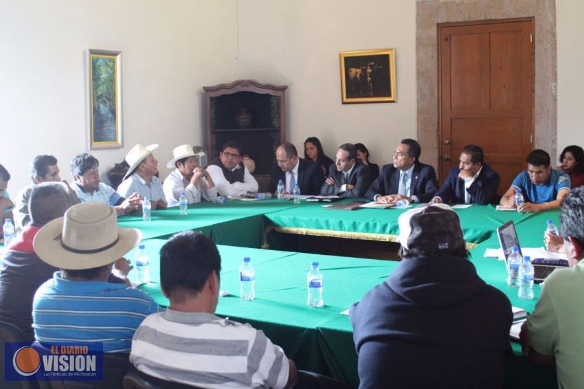 Instala Adrián López mesa de diálogo con habitantes de Pichátaro