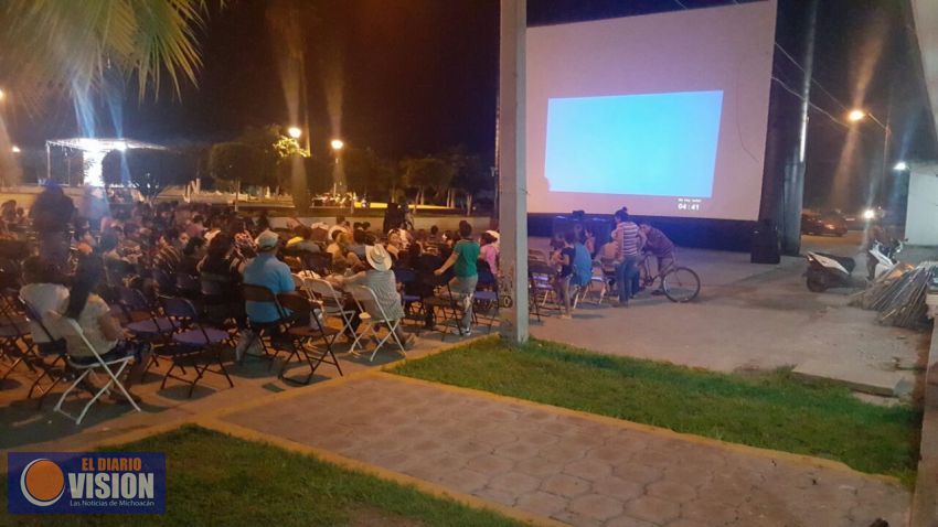 Inicia " Cine bajo las estrellas " en La Ruana