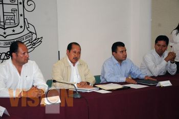Recibió Leonel Godoy Rangel donativo de diputados del PRD para apoyar a michoacanos damnificados