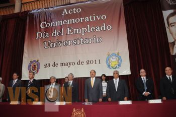 Encabezaron LGR y Eduardo Tena acto con motivo del Día del Empleado Universitario
