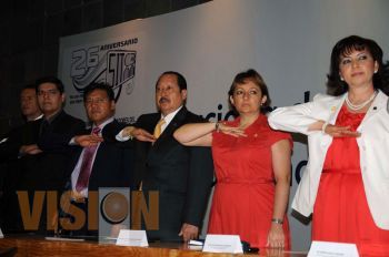 Los gobiernos neoliberales no creen en la educación pública: LGR