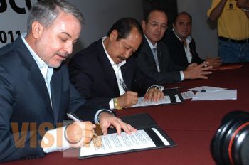 Firman convenio de fraternidad Leonel Godoy y Emilio González Márquez 