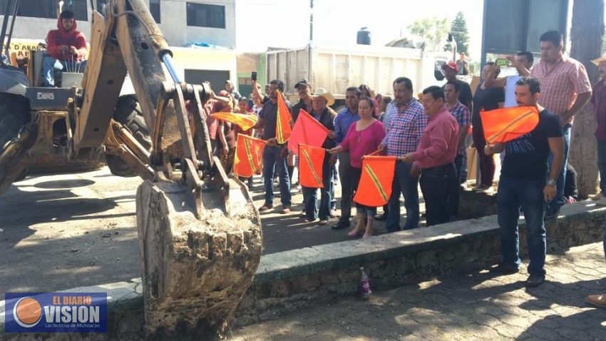 Baltazar Gaona da arranque de obra a la plaza cívica de Tejaro