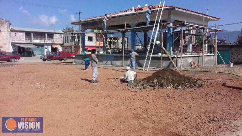 Avanza obra de reconstrucción de la plaza de Turícuaro municipio de Nahuatzen