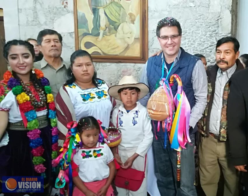 Armando Ríos Piter recolecta firmas junto a lideres migrantes en Michoacán 