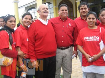 Fausto Vallejo se entrevista con jóvenes priístas de Uruapan