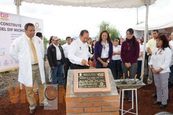 Coloca LGR la primera piedra de la Casa Cuna del DIF Michoacán