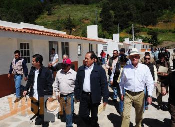 Supervisó Godoy Rangel los avances en las obras de la construcción de viviendas en Angangueo