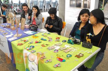 Jóvenes creadores de arte muestran y comercian sus productos en Morelia