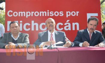 Fausto Vallejo signa compromisos ante Notario Público 