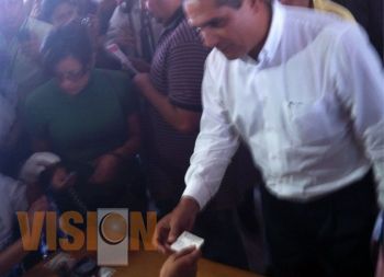  Silvano Aureoles voto en Zitácuaro y sostiene que es el triunfador