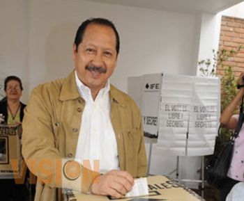 El gobernador Leonel Godoy emitió su voto, convoca a la civilidad