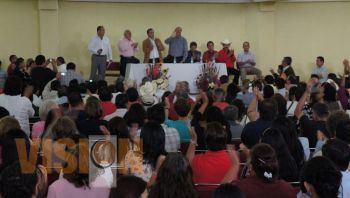 Fausto Vallejo a espera de la llamada del Presidente Calderón