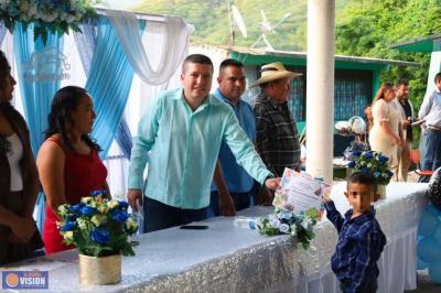 Acompaña Vicente Gómez graduaciones en el Distrito XIX