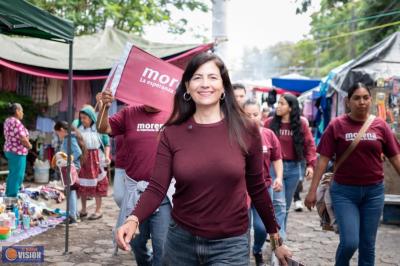 Gaby Molina recorre Uruapan y comparte  logros de transformación con familias y comerciantes