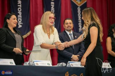 Yarabí Ávila presidió la ceremonia de conclusión de Diplomados de la Facultad de Odontología