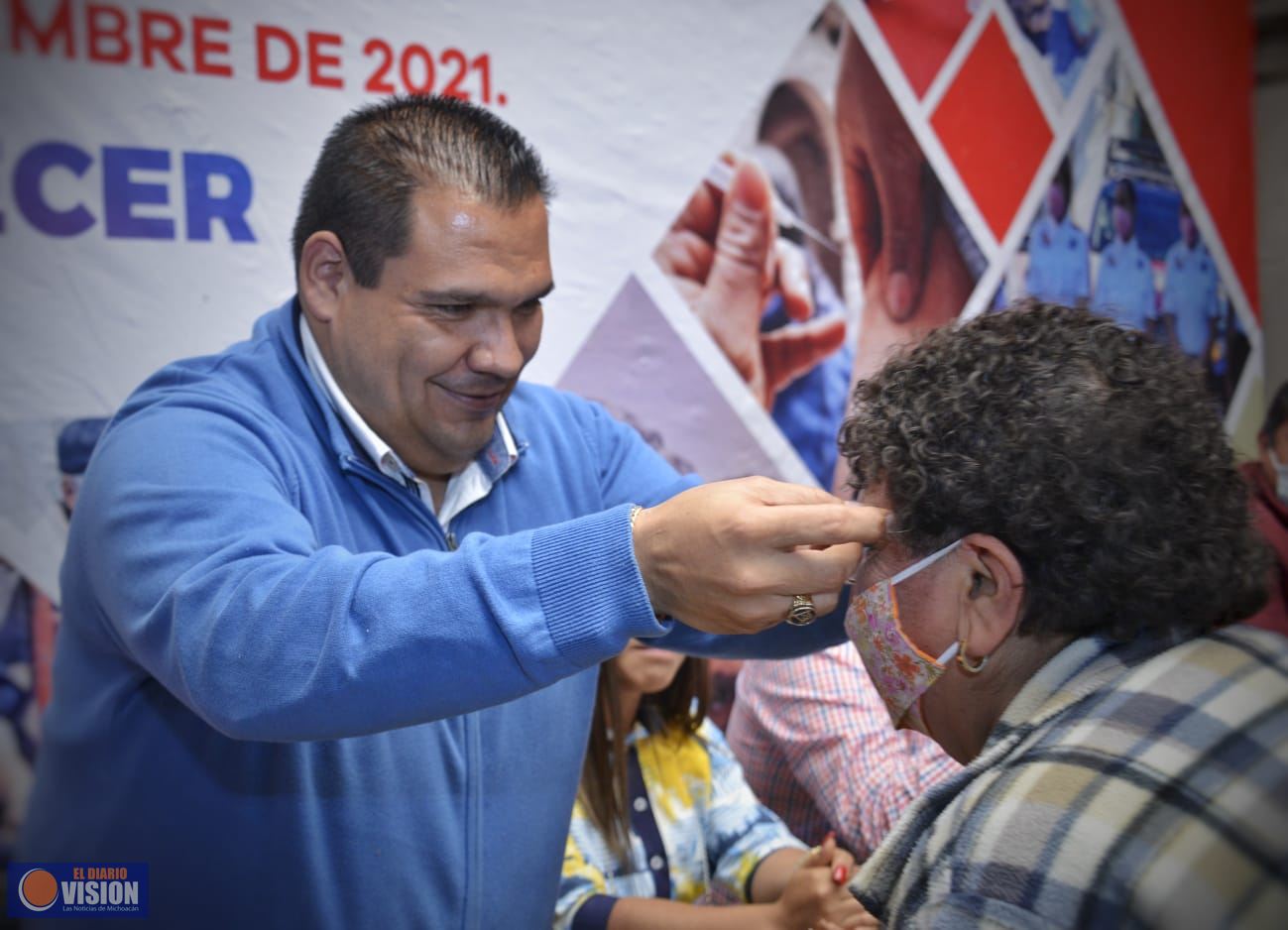Adultos mayores reciben lentes gratuitos en Tarímbaro