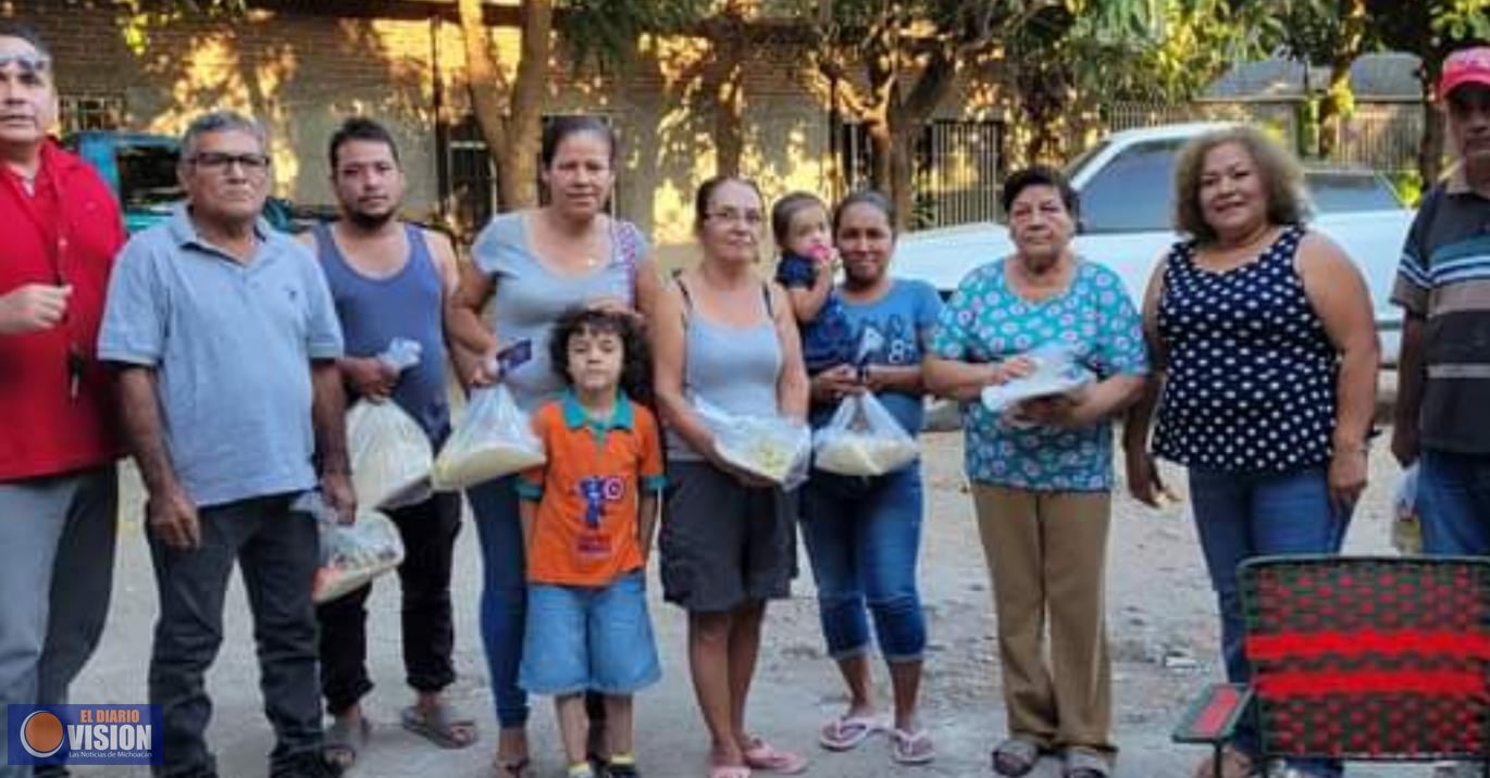 Fanny Arreola entrega apoyos alimentarios a las familias del Distrito de Apatzingán