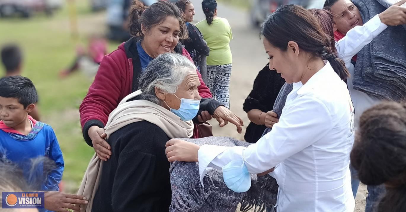 Gloria Tapia recorre localidades del Distrito de Zitácuaro y entrega apoyos a la población