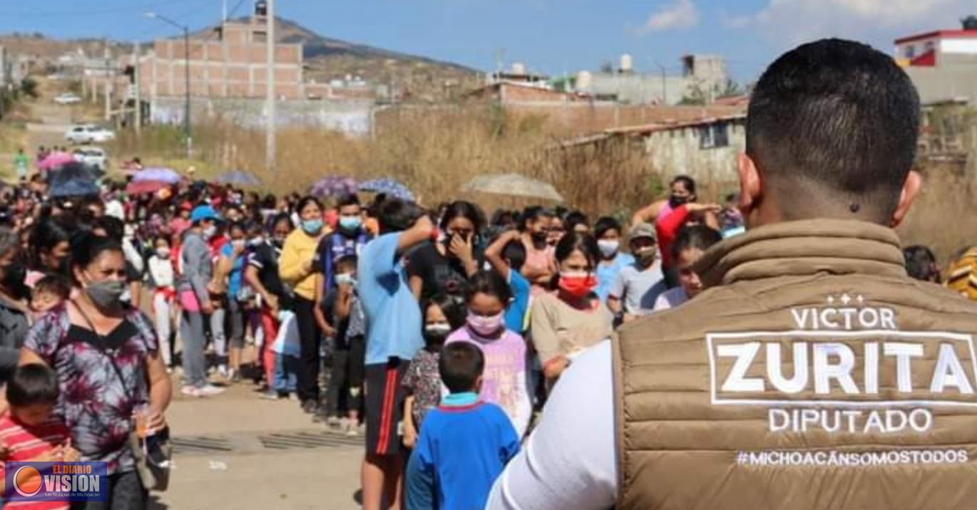 Víctor Zurita celebra con niñas y niños la llegada de Los Reyes Magos