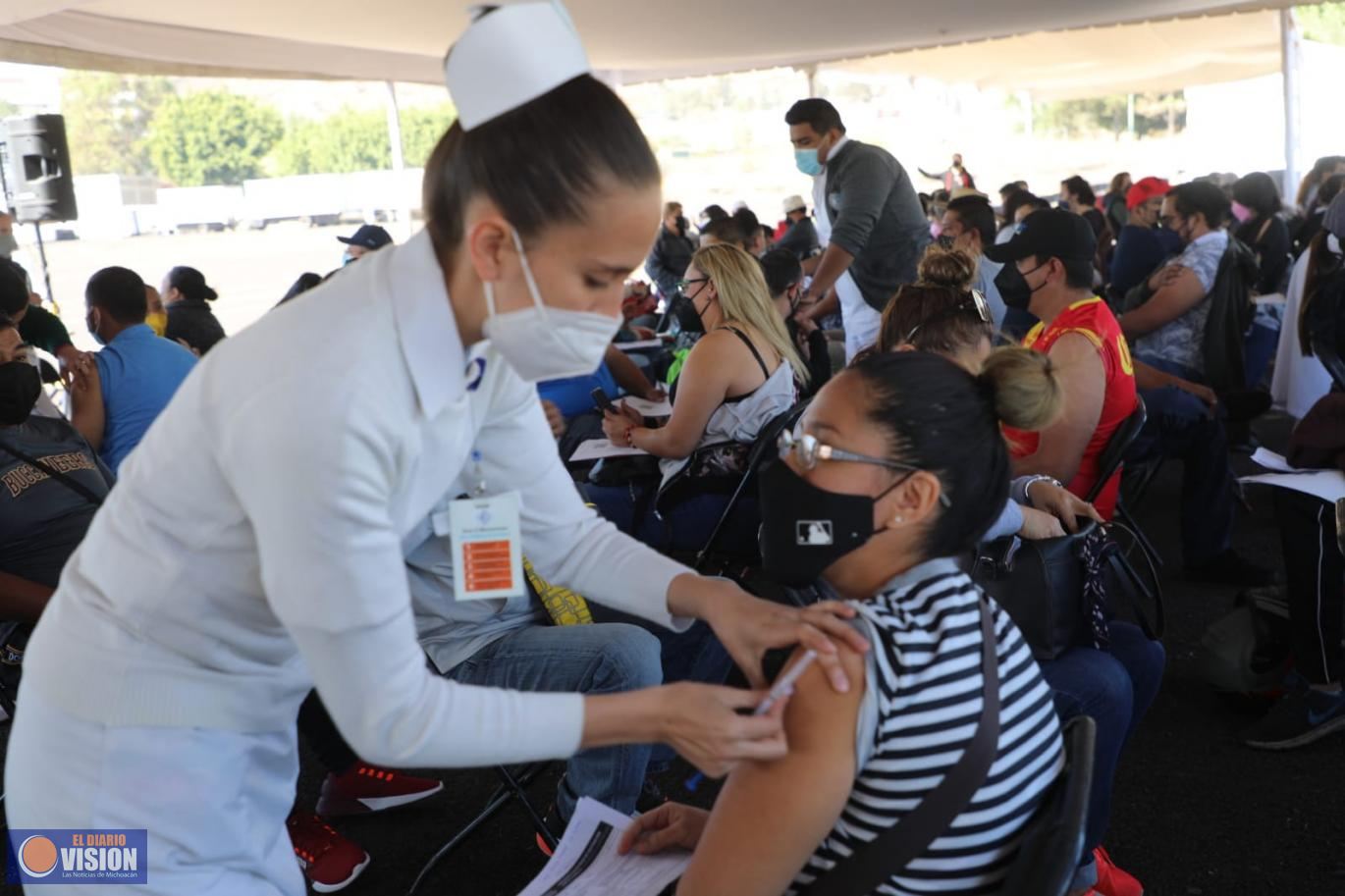 Concluye con éxito la vacunación de refuerzo de docentes en Michoacán