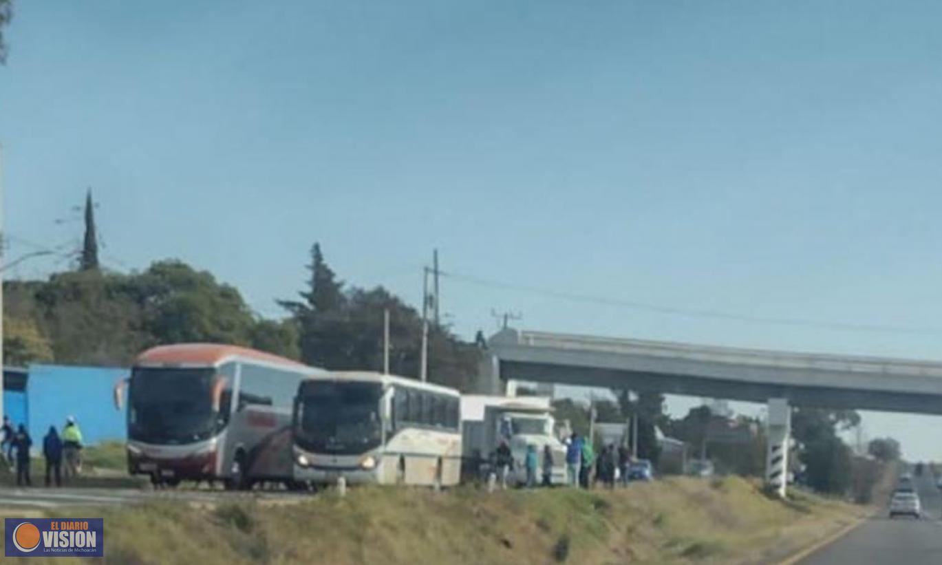 Normalistas secuestran autobuses en la carretera Morelia-Pátzcuaro