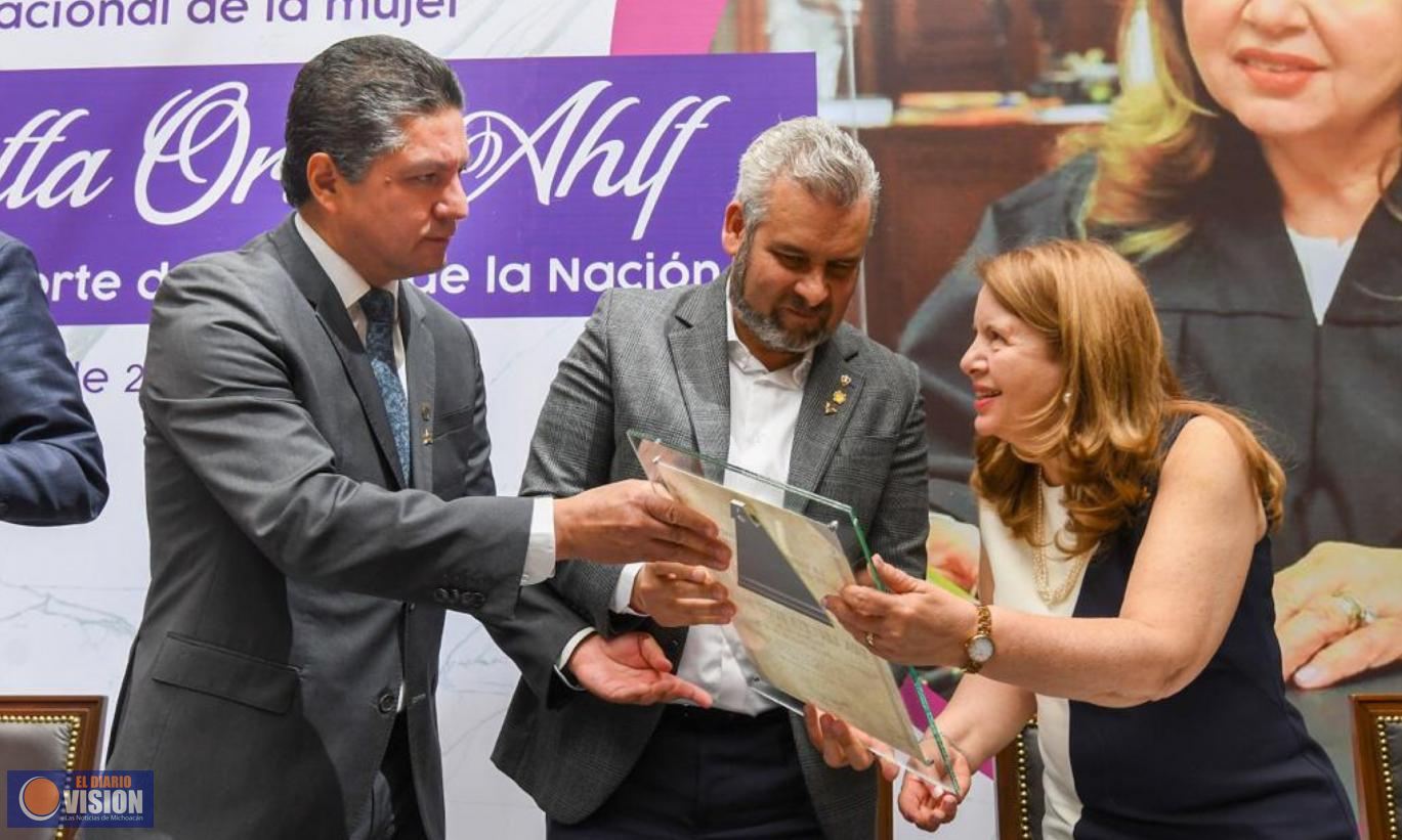 Rector y Gobernador entregan reconocimiento a Ministra de la SCJN 