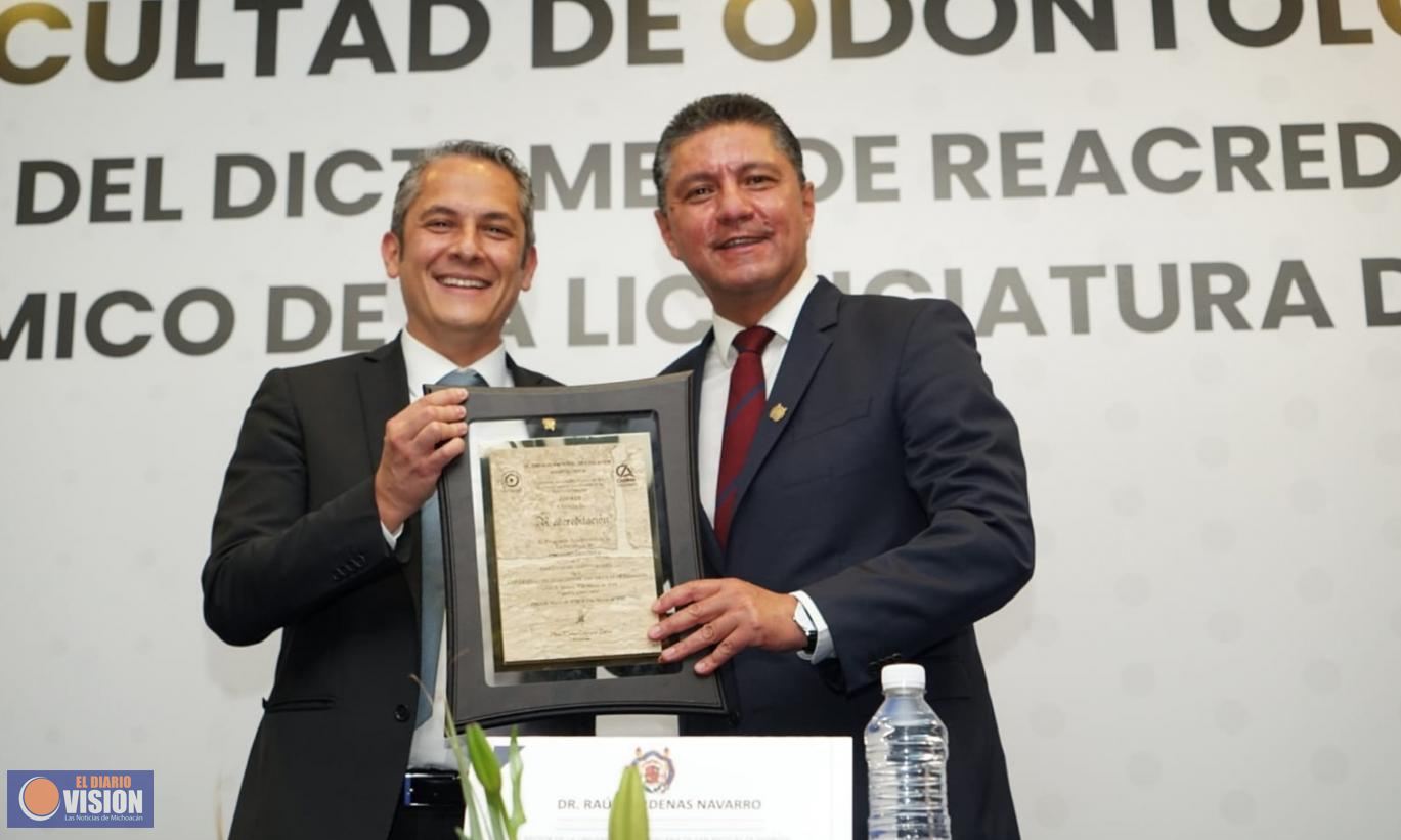 Odontología refrenda su calidad educativa, recibe Reacreditación 