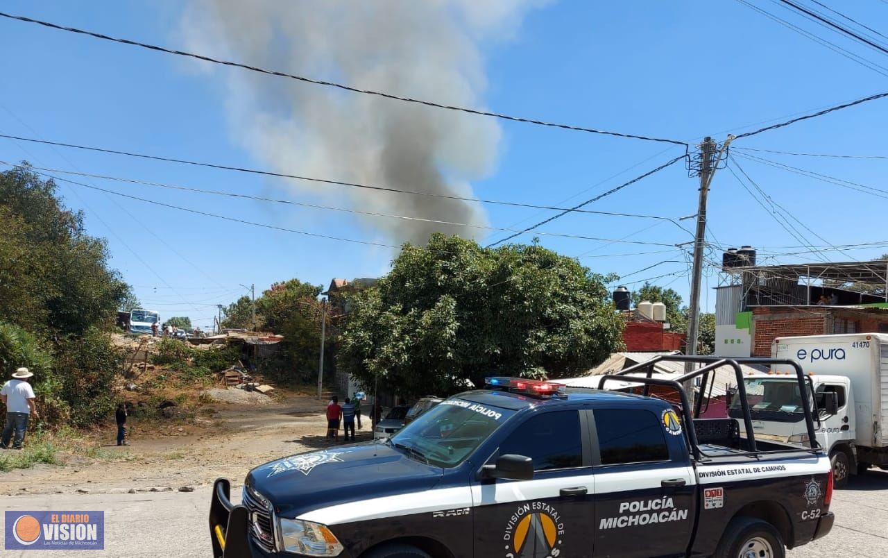 Policía Michoacán auxilia en incendio a vivienda, en Uruapan