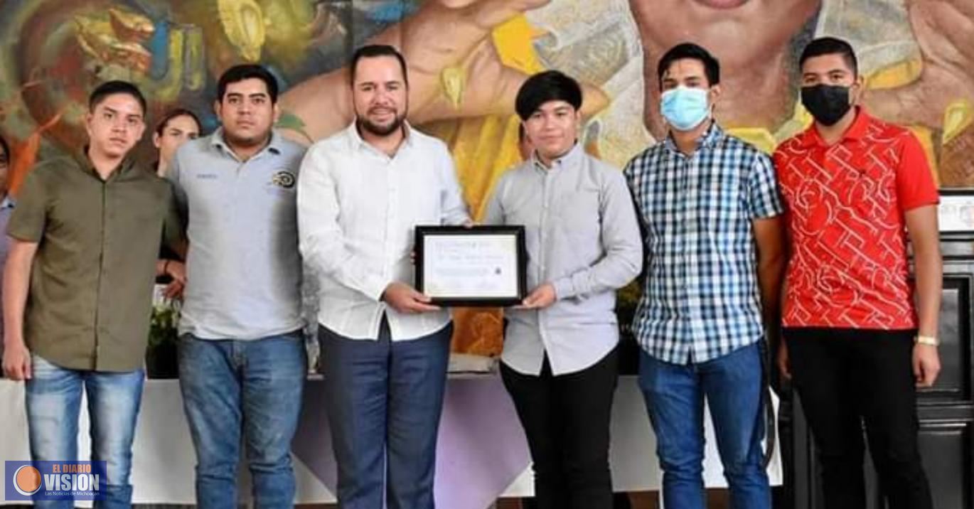 Otorgan reconocimiento a Reyes Galindo, por su labor con la juventud mugiquense