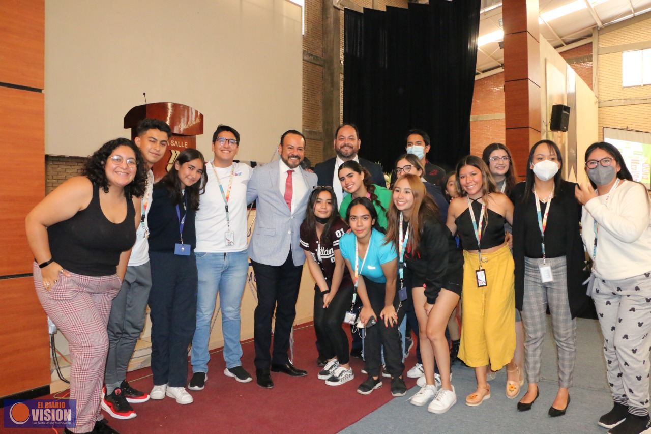 Ofrece Presidente del TEEM Conferencia a alumnos de Preparatoria La Salle 