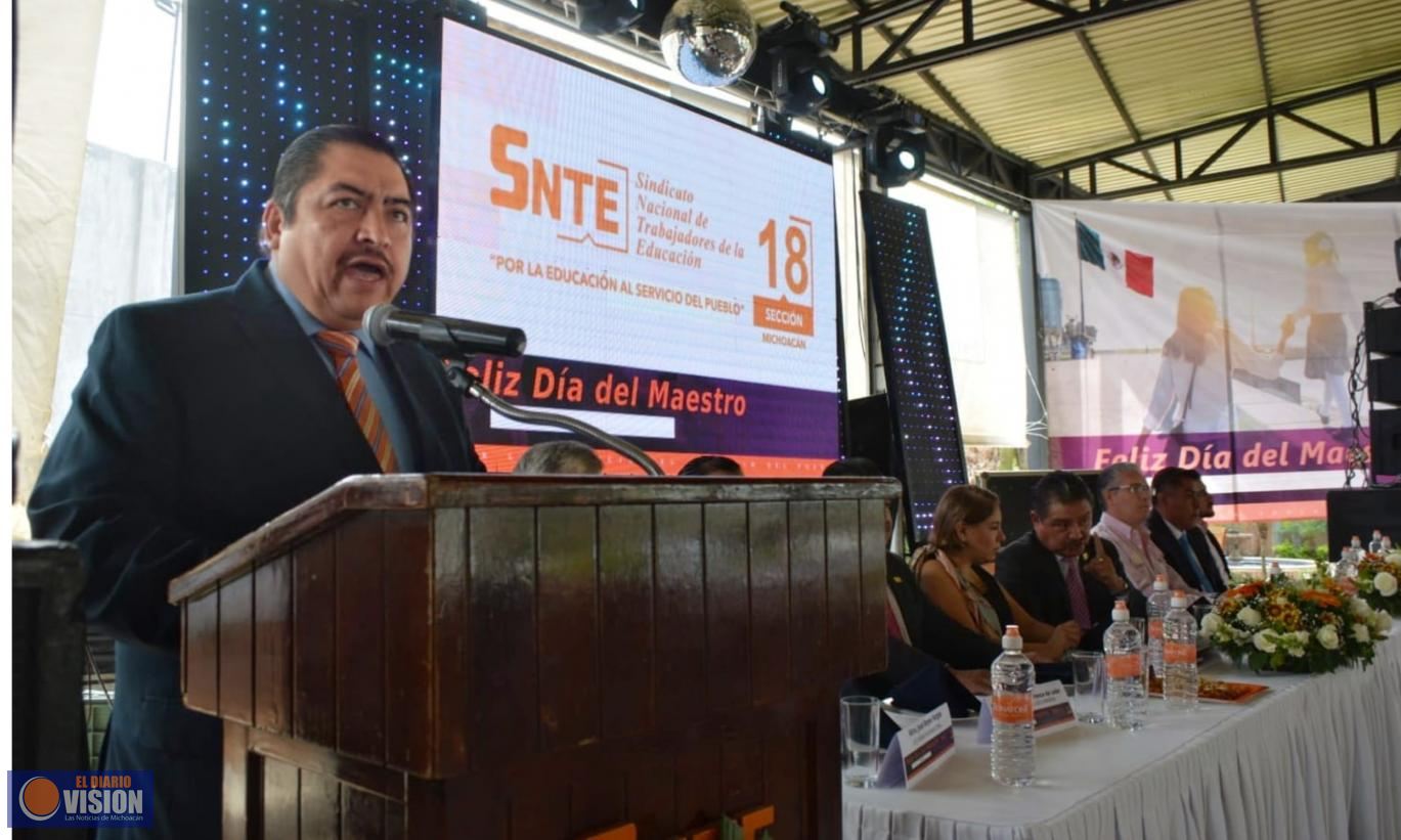 SNTE Sección 18, reconoce a los docentes con 30, 40 y más años de servicio educativo 