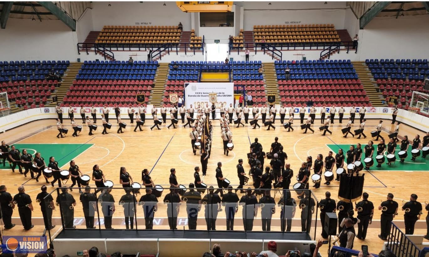 Rector reconoce los 35 años de la heptacampeona Banda de Guerra 