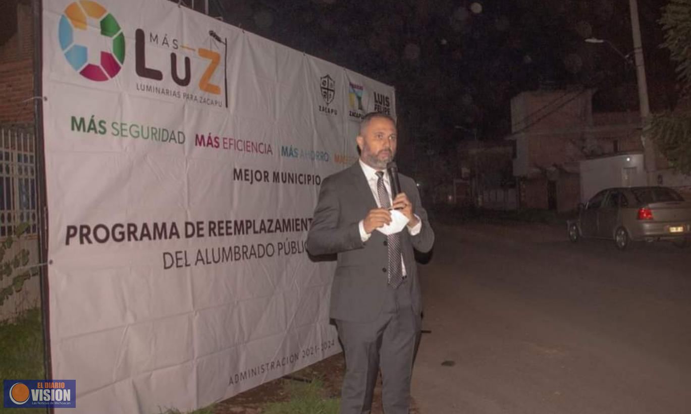 León Balbanera realizó el encendido de las nuevas luminarias en avenida Universidad 