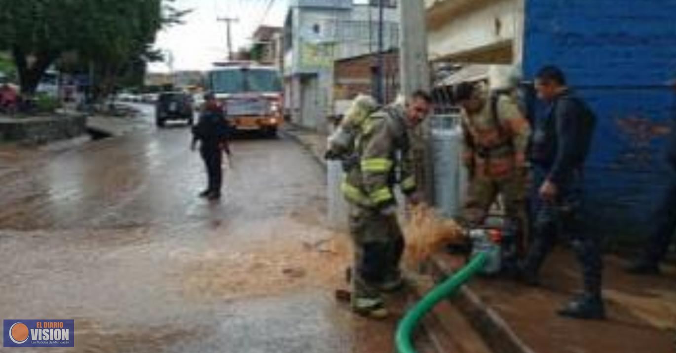 SSP realiza trabajos de limpieza en viviendas afectadas por las lluvias, en Tangancícuaro