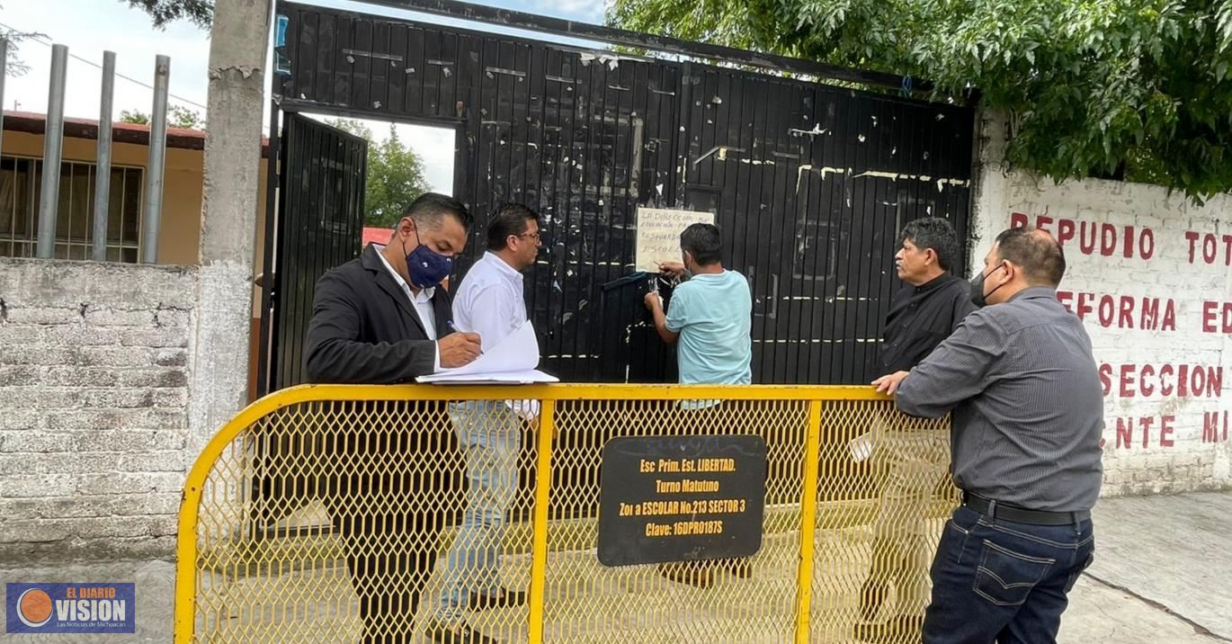 Rompen cadenas y toman control de Escuela Libertad, en Morelia