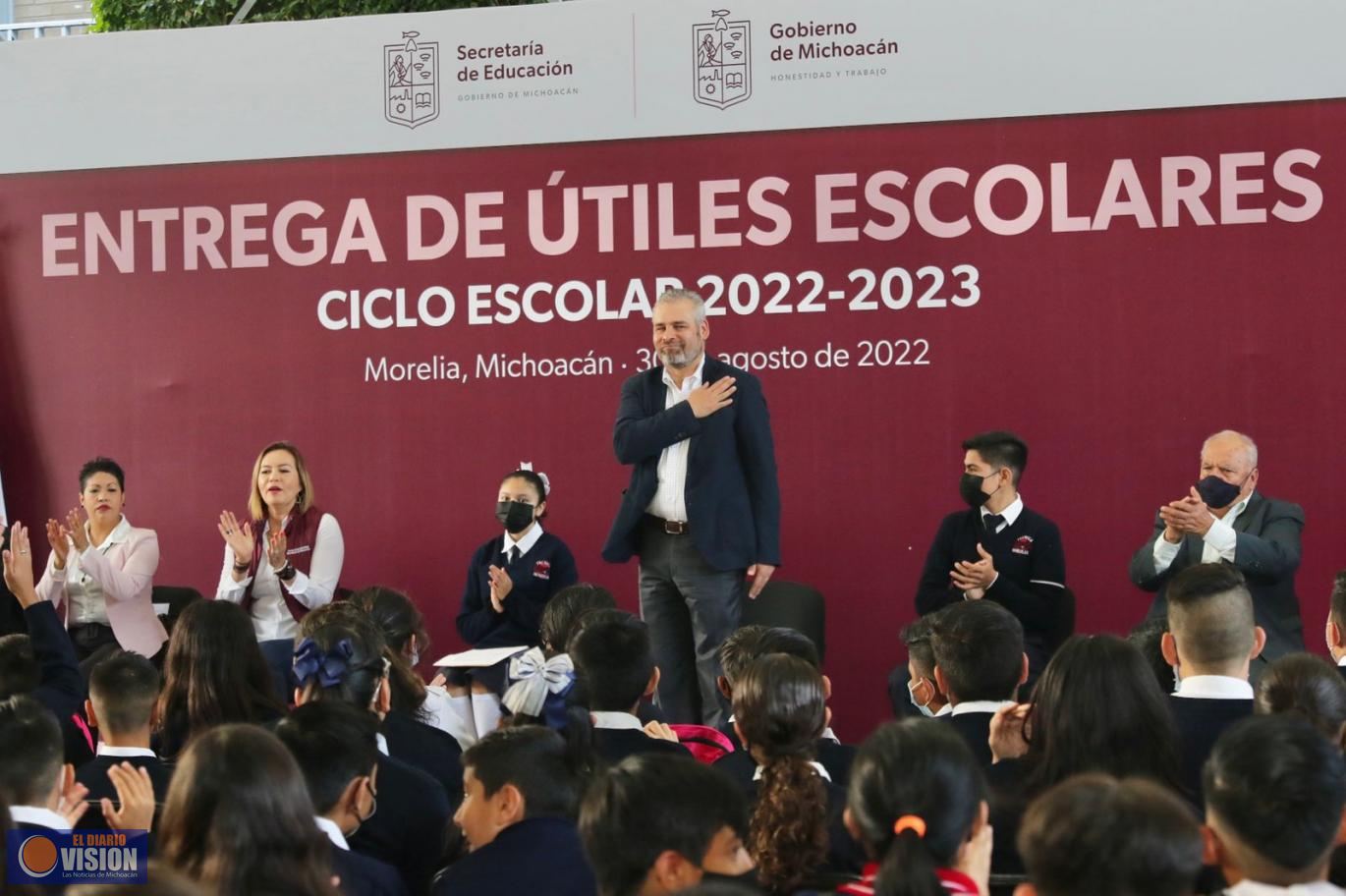 Encabeza Bedolla entrega de útiles escolares para el ciclo 2022-2023