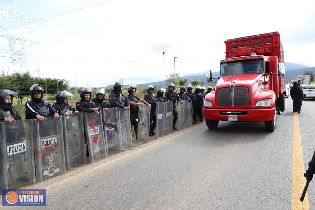 Fuerzas policíacas,  disuaden bloqueos en tramos carreteros de Purépero y Carapan