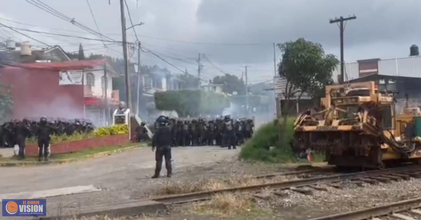 Guardia Civil impide bloqueo a las vías del tren en Caltzontzin