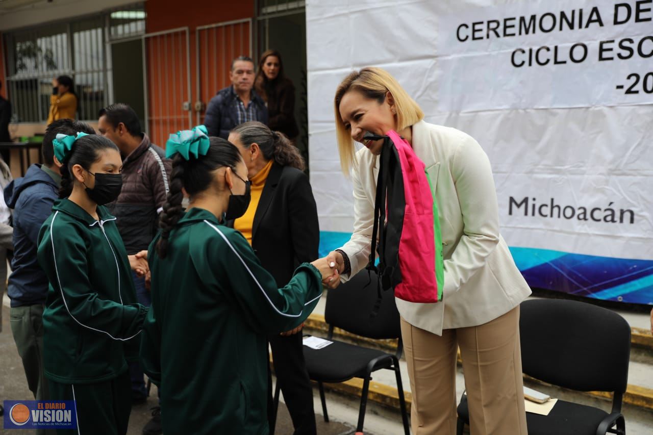 SEE entrega útiles, materiales y computadoras a escuelas de Educación Especial