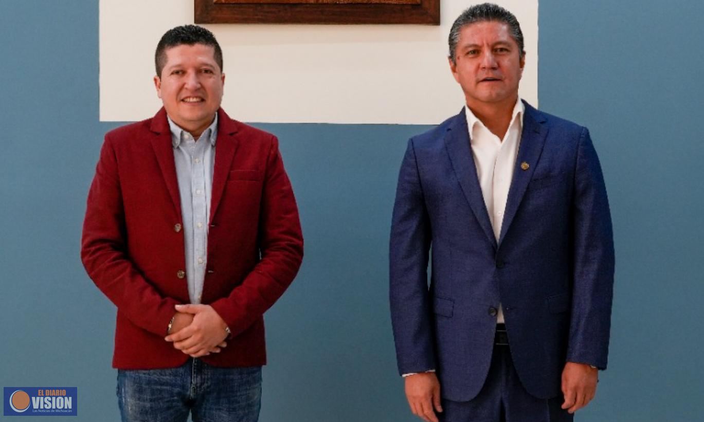 Rector Raúl Cárdenas sostiene reunión con alcalde de Turicato 