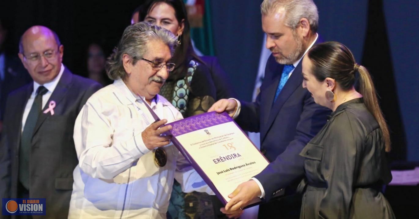 Entrega Bedolla Premio Estatal de las Artes Eréndira 2022