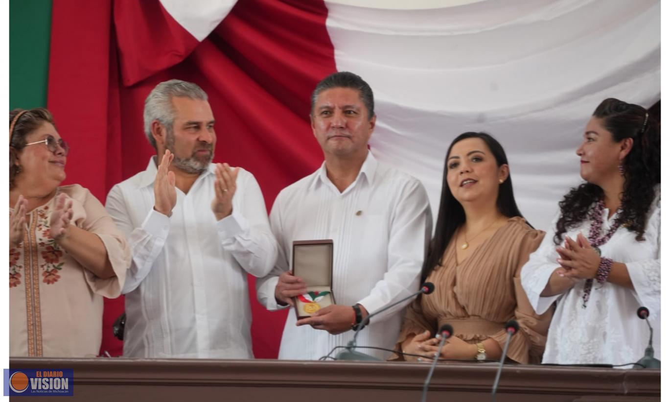 UMSNH recibe Presea Constitución de 1814