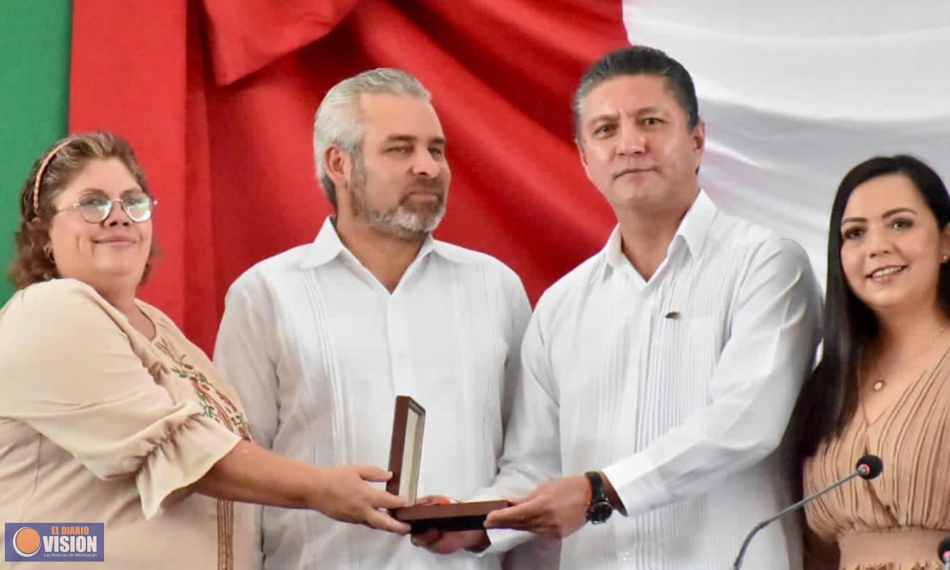 Entrega presidenta del Congreso, “Presea Constitución 1814” a la UMSNH