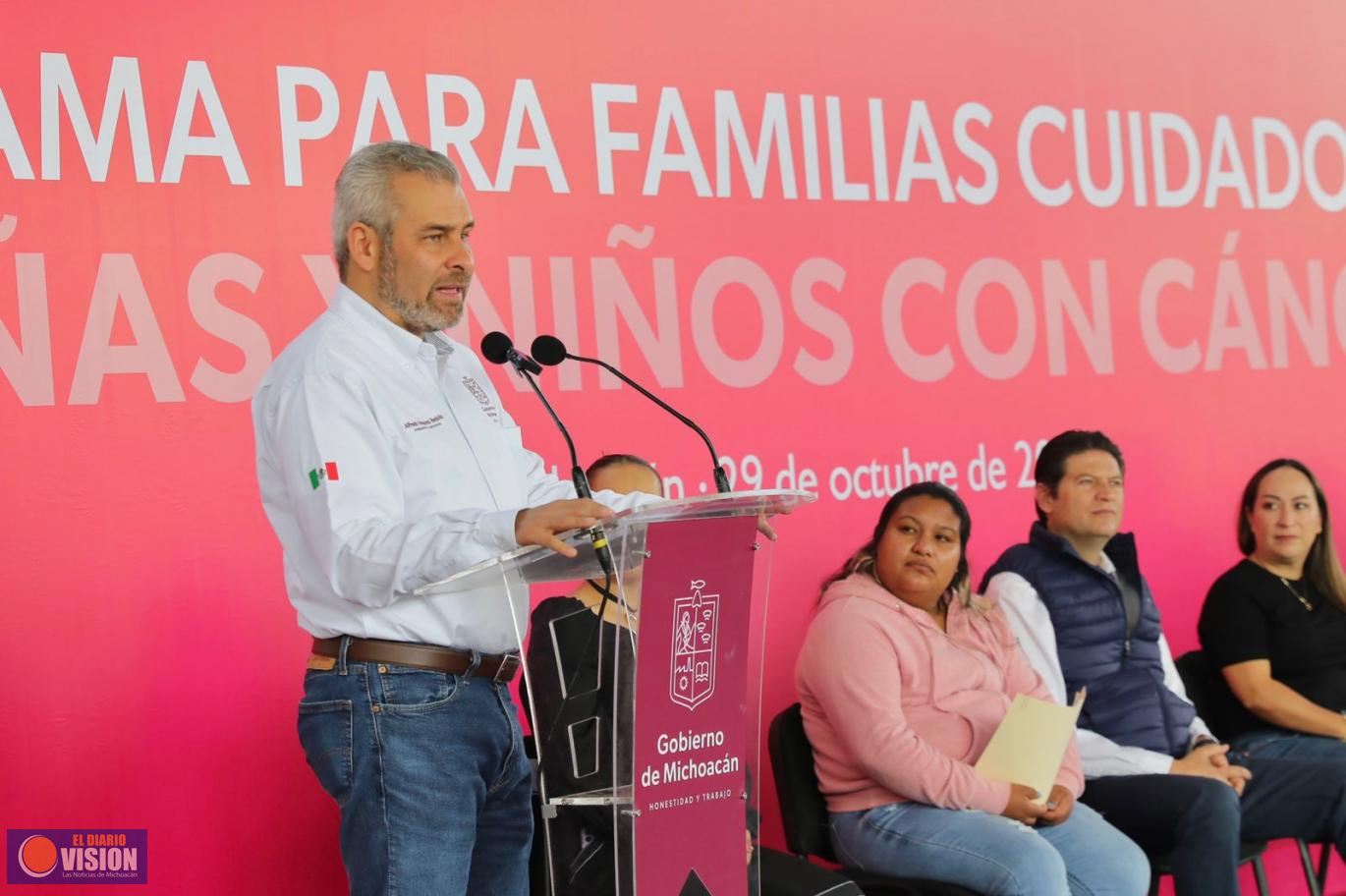 Entrega Bedolla apoyos económicos a familias cuidadoras de niñas y niños con cáncer