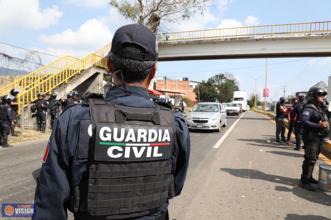 Bajo operativo, SSP desactiva vía de comunicación tomada por presuntos manifestantes, en Uruapan