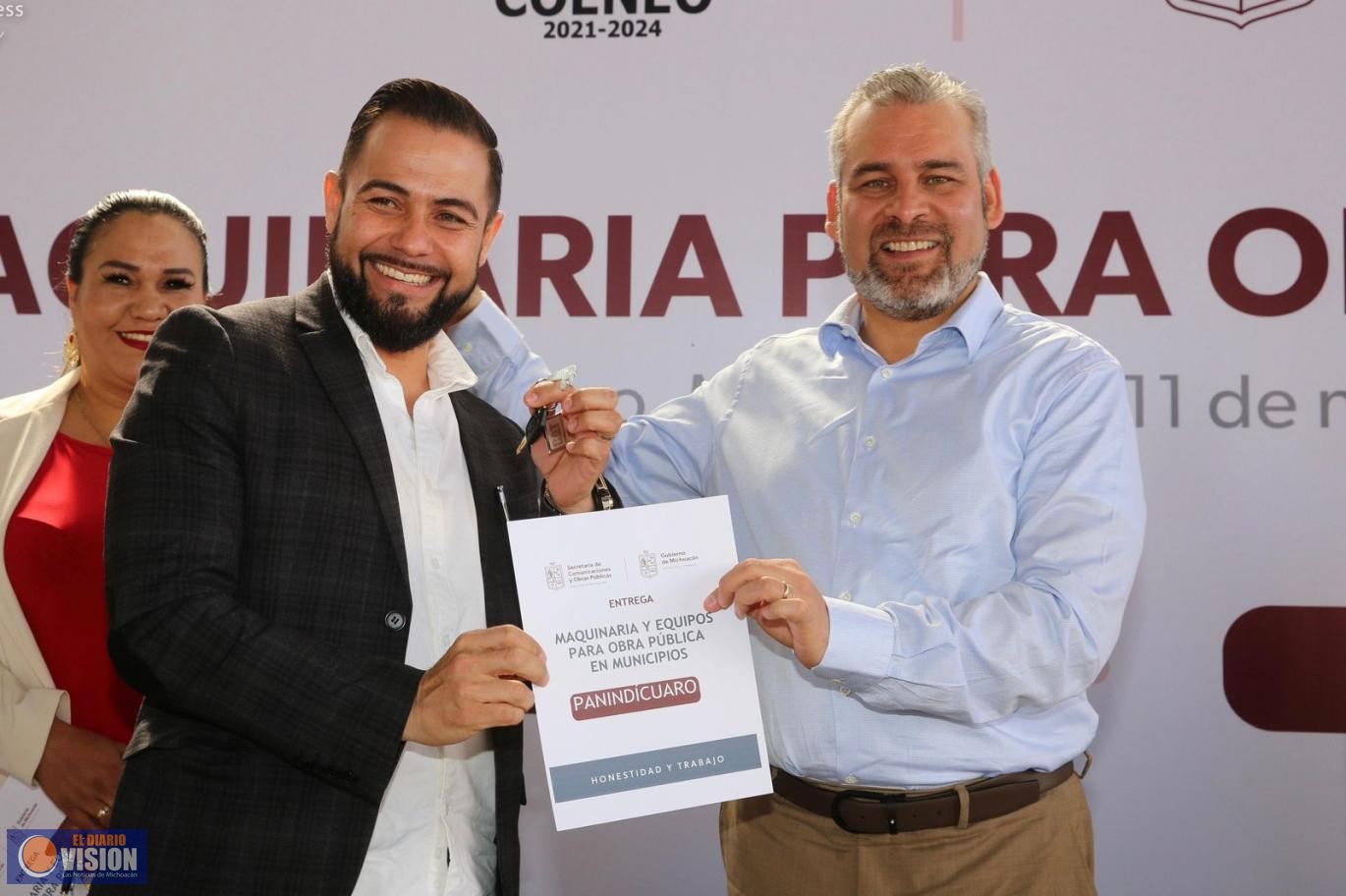 Entrega Bedolla maquinaria a cuatro municipios del Bajío